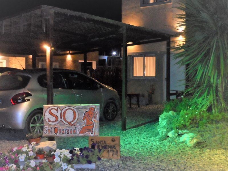 El cartel de Sol Querandí iluminado de noche