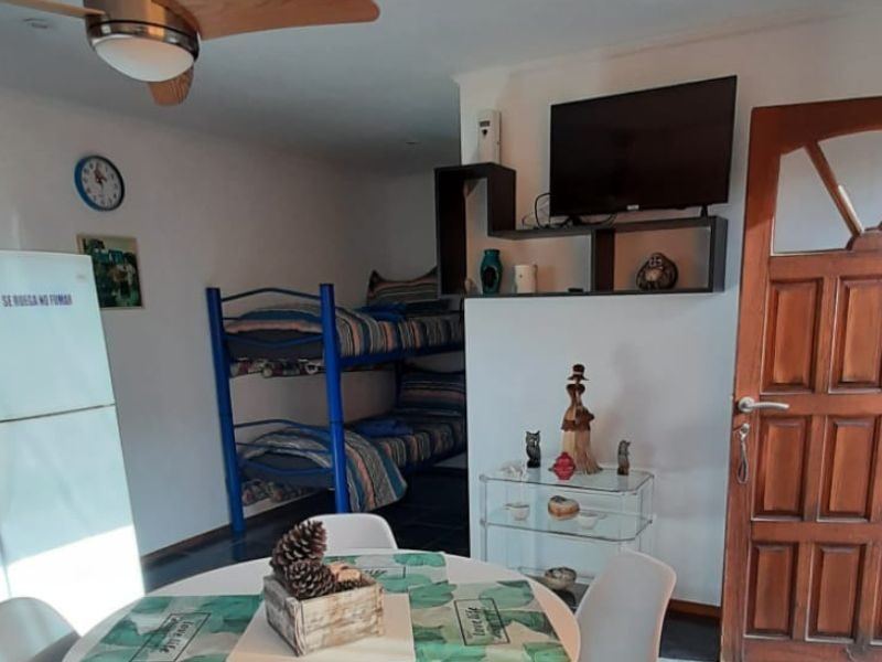 Interior de la cabaña Saráh con cuchetas y comedor